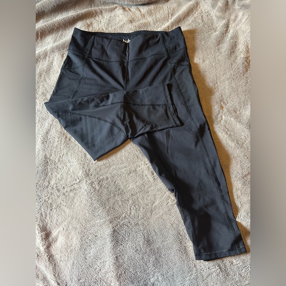 Hyba Pants - Capris Leggings with mesh detail.